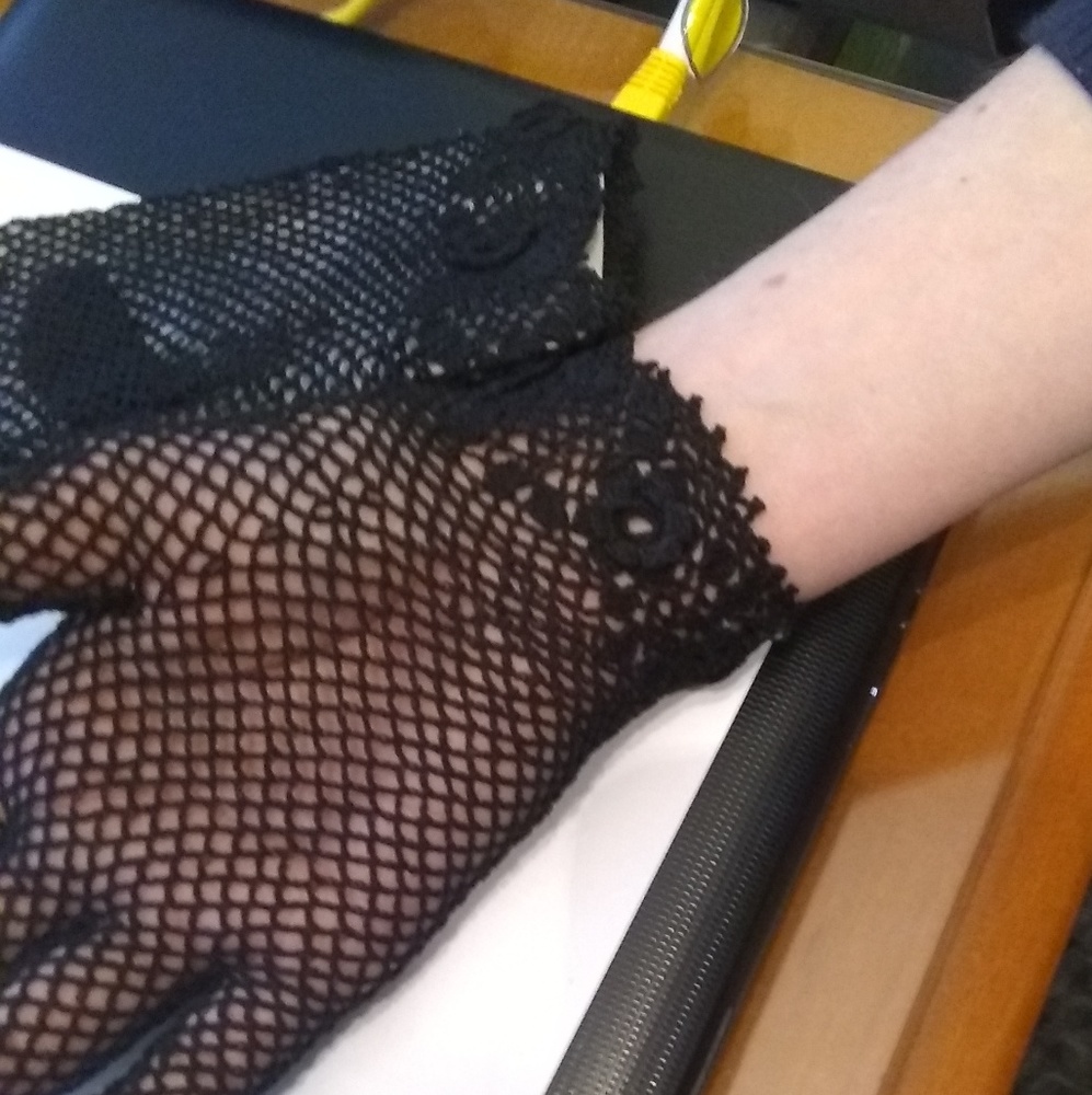 Black Fishnet Gloves - Picture 5 of 5